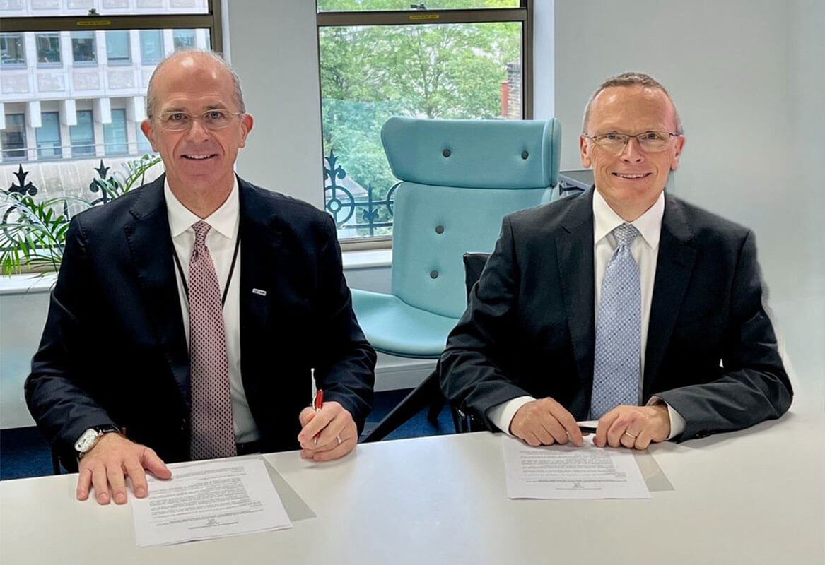 Managing Director Don Davis (left) and Ipieca Chief Executive Officer Brian Sullivan (right) signing a new Memorandum of Understanding.